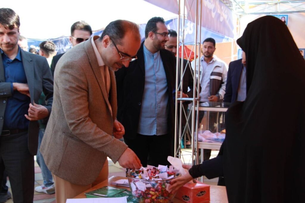 افتتاح نمایشگاه هفته فرهنگی